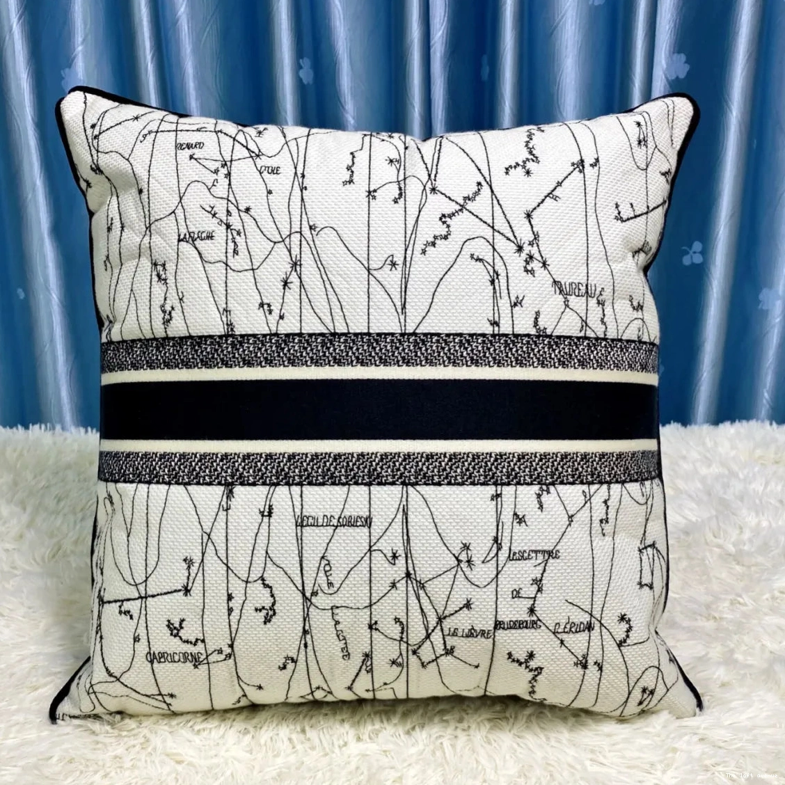 MOTIF WORLD PILLOW CHRISTIAN BLACK 0730